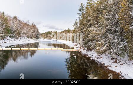 Hawk Lake Log Chute Algonquin Highlands Haliburton County Ontario Canada Banque D'Images