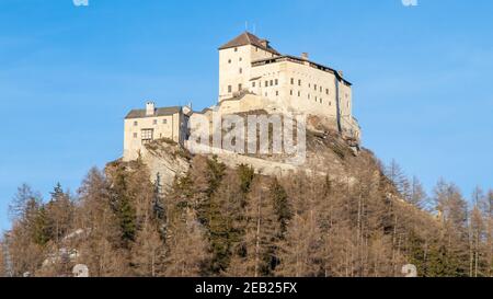 Château de Tarasp - Château de montagne fortifié dans les Alpes suisses, Engadin, Suisse Banque D'Images