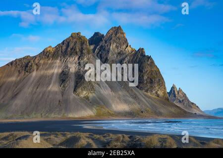 Vestarhorn montagne dans le sud-est de l'Islande lors d'une journée d'automne ensoleillée Banque D'Images