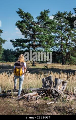 Femme touriste avec chapeau et sac à dos randonnée sur sentier en plein air Banque D'Images