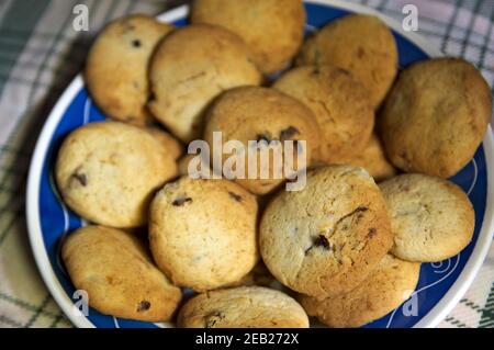 Image de quelques biscuits faits maison avec des saupoudrées sur une assiette sur une table vue d'en haut avec lumière naturelle Banque D'Images