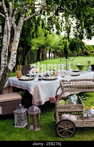 Un délicieux déjeuner sur l'herbe verte pour la cérémonie de mariage. Banque D'Images