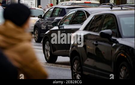 Bucarest, Roumanie - 25 janvier 2021 : une voiture noire de marque Uber est vue dans la circulation dans une rue du centre-ville de Bucarest. Banque D'Images