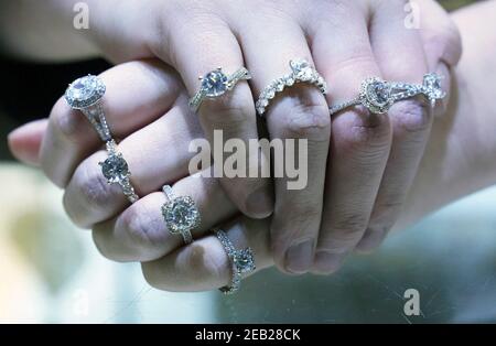 Clayton, États-Unis d'Amérique. 11 février 2021. La personne des ventes Emily Reynolds présente divers anneaux d'engagement à vendre pour la Saint-Valentin, au Diamond Shop de Clayton, Missouri, le jeudi 11 février 2021. Photo par Bill Greenblatt/UPI crédit: UPI/Alay Live News Banque D'Images