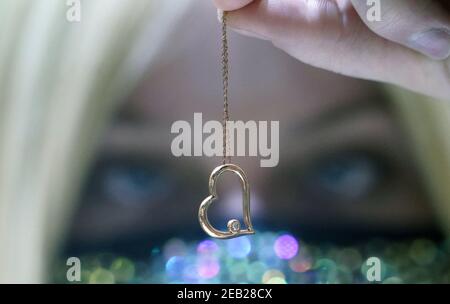 Clayton, États-Unis d'Amérique. 11 février 2021. La personne de vente Emily Reynolds inspecte un coeur d'or et de diamant à vendre pour la Saint-Valentin, au Diamond Shop de Clayton, Missouri, le jeudi 11 février 2021. Photo par Bill Greenblatt/UPI crédit: UPI/Alay Live News Banque D'Images