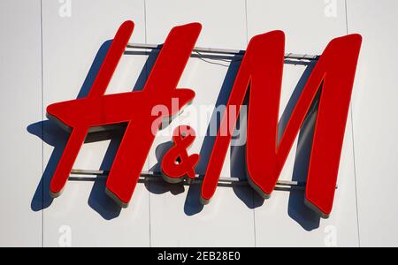 Bucarest, Roumanie - 25 janvier 2021 : un logo de la société suédoise de vente au détail de vêtements H&M est affiché sur la façade de l'Unirea Shopping C Banque D'Images