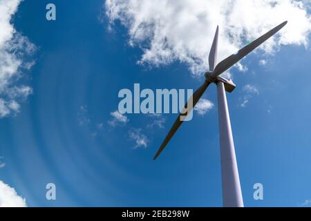 L'éolienne émet de puissantes rafales d'énergie. Un seul coup de vue de l'éolienne depuis le dessous Banque D'Images