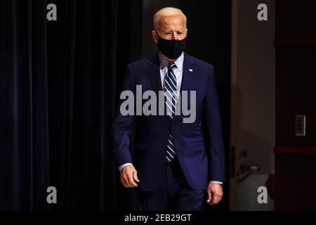 Bethesda, Maryland. 11 février 2021. Le président Joe Biden arrive au personnel des National Institutes of Health le jeudi 11 février 2021 à Bethesda, Maryland. Crédit: Oliver Contreras/Pool via CNP | usage dans le monde crédit: dpa/Alay Live News Banque D'Images