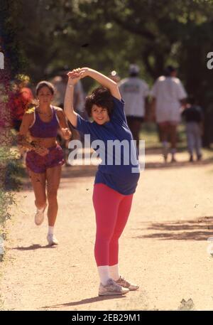 Austin, Texas États-Unis: Femme enceinte de 8-1/2-mois s'exerçant sur la randonnée et piste cyclable dans le centre-ville d'Austin. Communiqué de modèle et-0000 ©1994 Bob Daemmrich BAD2264F Banque D'Images