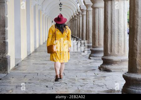 Femme latine en vacances à pied à travers la ville coloniale - jeune touriste Dans le vieux bâtiment à Antigua Guatemala-jeune femme appréciant ses vacances Banque D'Images