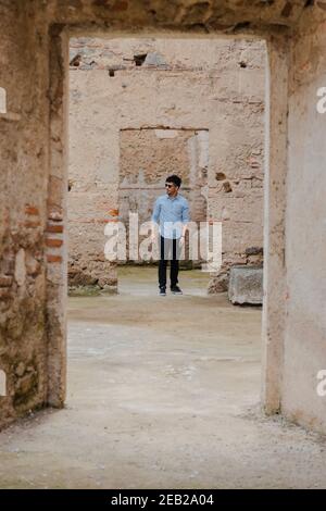 Un jeune homme hispanique en vacances visite de célèbres ruines antiques dans Antigua Guatemala - jeune voyageur découvrant de nouveaux lieux Banque D'Images