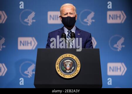 Bethesda, Maryland. 11 février 2021. Le président Joe Biden s'entretient avec le personnel des National Institutes of Health le jeudi 11 février 2021 à Bethesda, Maryland. Crédit: Oliver Contreras/Pool via CNP | usage dans le monde crédit: dpa/Alay Live News Banque D'Images