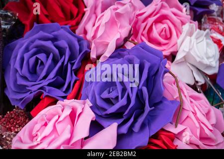 Art floral coloré de roses artificielles en vue Banque D'Images