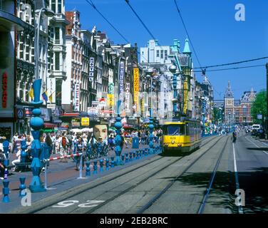 1999 HISTORIQUE STREET SCENE TRAM DAMRAK AMSTERDAM HOLLANDE Banque D'Images