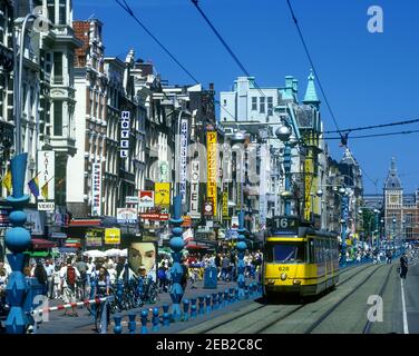 1999 HISTORIQUE STREET SCENE TRAM DAMRAK AMSTERDAM HOLLANDE Banque D'Images