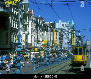 1999 HISTORIQUE STREET SCENE TRAM DAMRAK AMSTERDAM HOLLANDE Banque D'Images