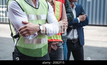 Portrait des conteneurs l'équipe de contrôle de l'ingénieur du navire Import/Export se tenant contre le contexte du conteneur Box. Équipe d'expédition de la logistique des conteneurs de tr Banque D'Images