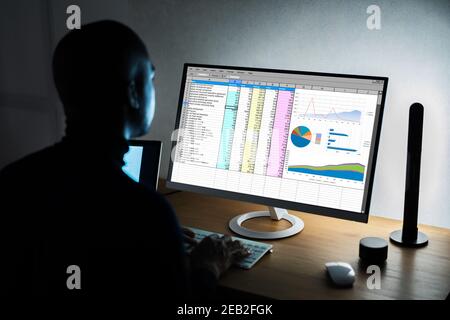 Employé analyste travaillant avec la feuille de calcul sur ordinateur Banque D'Images