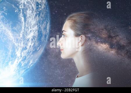 Concept futuriste de pensée de but et de solution, double exposition superposition d'images de portrait de femme attrayant avec Galaxy Space et planète Terre. Élément Banque D'Images