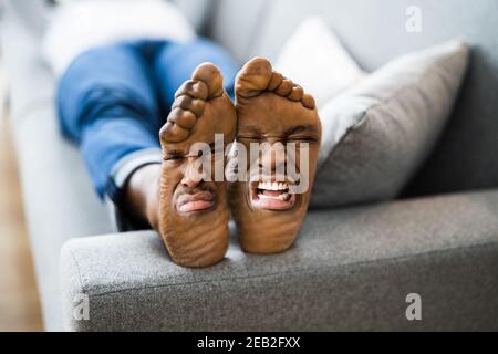 Pieds odeur et expression de douleur. Pied africain Sad Stinky Banque D'Images