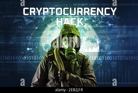 Hacker sans visage au travail avec l'inscription HACK CRYPTO-MONNAIE, concept de sécurité informatique Banque D'Images