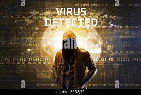 Hacker sans visage au travail avec VIRUS DÉTECTÉ inscription, concept de sécurité informatique Banque D'Images