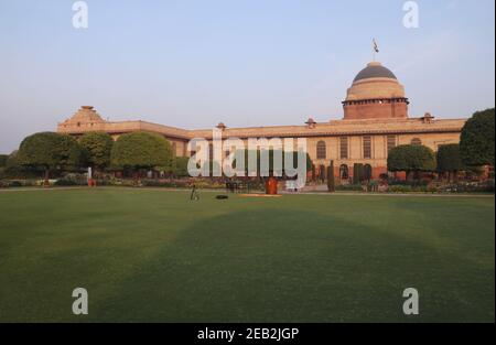 New Delhi, Inde. 11 février 2021. Vue générale des Jardins Mughal de Rashtrapati Bhavan (le Palais présidentiel) pendant un aperçu de la presse.le jardin Mughal rouvre pour le grand public du 13 février au 21 mars pour sept heures de 10 h à 5 h. Les visiteurs réservent leurs machines à sous par inscription en ligne. Le bâtiment historique a été fermé pour le grand public en raison de la pandémie de Covid-19. Crédit : Naveen Sharma/SOPA Images/ZUMA Wire/Alay Live News Banque D'Images