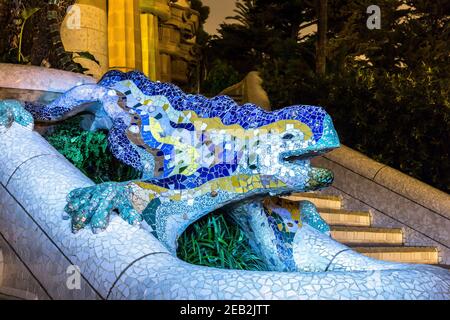 Sculpture d'une salamandre d'Antoni Gaudi dans le parc Guell à Barcelone, Espagne, dans une nuit d'été Banque D'Images