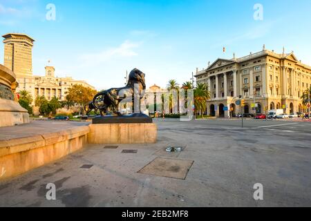 Des statues de lion à la base du monument de Christophe Colomb, sur la côte de Barcelone Espagne dans la lumière du soleil tôt le matin Banque D'Images