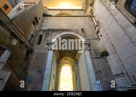 L'imposante porte principale de la section musée de la Cité du Vatican à l'intérieur de la Cité du Vatican, à Rome, en Italie. Banque D'Images