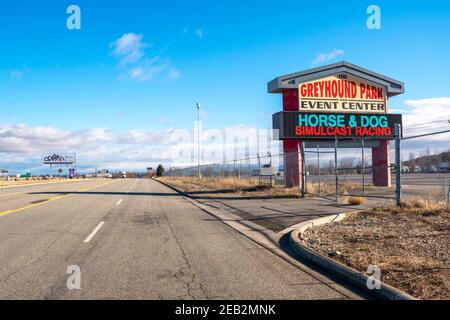 Le panneau et l'entrée au centre d'événements Greyhound Park, qui propose des courses hippiques et canines hors piste à Post Falls, Idaho, États-Unis Banque D'Images