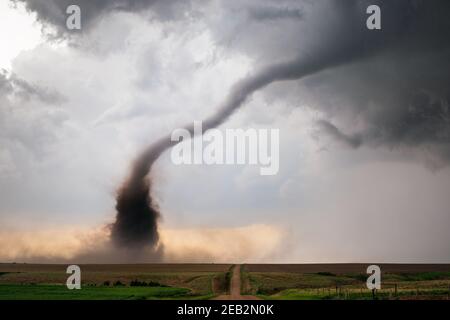 L'entonnoir de tornade et les débris se nuages sous une tempête de supercellules à McCook, Nebraska, États-Unis Banque D'Images