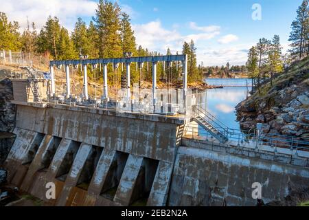 Vue sur le barrage de Post Falls et la rivière Spokane dans la petite ville de Post Falls, Idaho, États-Unis Banque D'Images