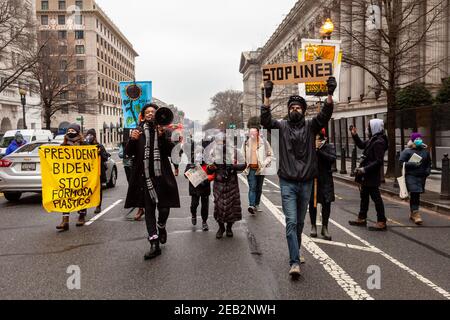 Washington, DC, États-Unis, 11 février 2021. Photo : les manifestants brandent des panneaux et brandent leur chant alors qu'ils marchent vers le nord-ouest de la 15e rue jusqu'à la Shite House lors du rassemblement Build Back Fossil Free et de la marche, organisé par Shutdown DC. Cet événement a incité le président Biden à mettre fin à la construction de pipelines de pétrole, à la fracturation hydraulique du gaz naturel et à reconstruire l'économie américaine sans utiliser de combustibles fossiles. Crédit : Allison C Bailey/Alay Live News Banque D'Images