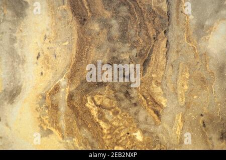 Marbre brun clair avec un motif ondulé et des touches de blanc. Arrière-plan, motif, texture. Banque D'Images