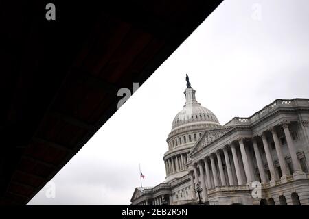 Washington, États-Unis. 11 février 2021. Le Capitole des États-Unis est vu le troisième jour du procès de destitution de l'ancien président Trump, à Washington, DC, le jeudi 11 février 2021. Les responsables de la mise en accusation ont déclaré que Trump était « responsable » de l'attaque du 6 janvier au Capitole des États-Unis et qu'il devrait être condamné et interdit de reprendre des fonctions publiques. Photo de Kevin Dietsch/UPI crédit: UPI/Alay Live News Banque D'Images