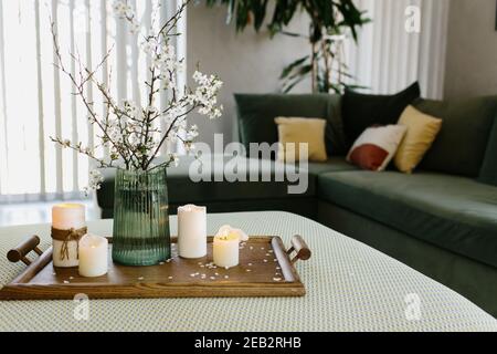 Intérieur de la maison. Bougies relaxantes. La couleur de l'arbre des pommes a volé. Arrière-plan flou. Photo de haute qualité Banque D'Images