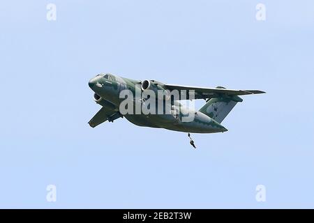 Rio de Janeiro, Brésil, 14 décembre 2020. L'Embraer KC-390 de la Force aérienne brésilienne lance des troupes de parachutistes à la base aérienne de Campo dos Afonsos Banque D'Images