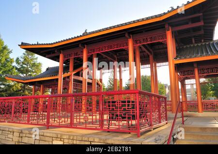 Pavillon de style pagode dans le parc commémoratif Ping Tom situé dans le quartier chinois de Chicago. Banque D'Images