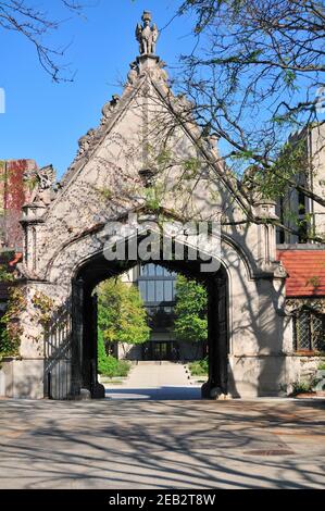 Chicago, Illinois, États-Unis. Porte de Hull à l'extrémité nord de Hull court, sur le pittoresque campus de l'Université de Chicago. Banque D'Images