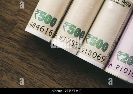 Rouleaux de roupie indienne billet de banque sur fond de bois pour concept financier et d'investissement Banque D'Images