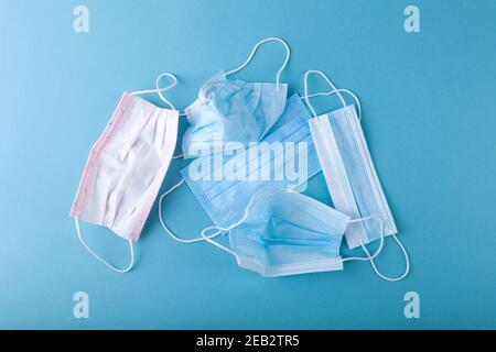 Masques médicaux bleus jetables chirurgicaux pour l'arrêt du coronavirus Banque D'Images