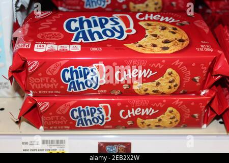 Chips Ahoy biscuits a tourné de près sur une étagère en métal dans une épicerie du Kansas. Banque D'Images