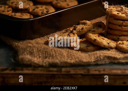 Charme rustique : biscuits aux pépites de chocolat fraîchement cuits Banque D'Images