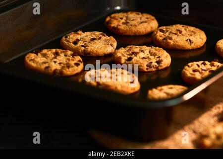 Charme rustique : biscuits aux pépites de chocolat fraîchement cuits Banque D'Images