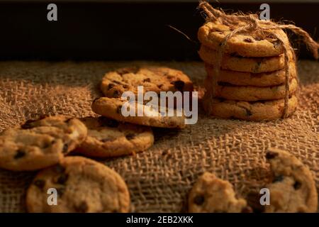 Charme rustique : biscuits aux pépites de chocolat fraîchement cuits Banque D'Images