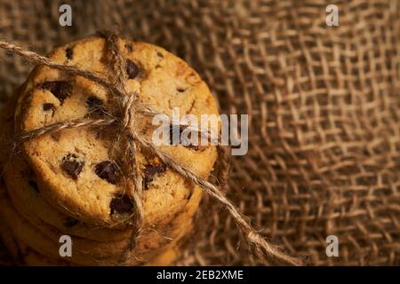 Charme rustique : biscuits aux pépites de chocolat fraîchement cuits Banque D'Images