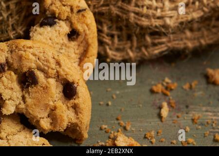 Charme rustique : biscuits aux pépites de chocolat fraîchement cuits Banque D'Images