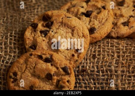 Charme rustique : biscuits aux pépites de chocolat fraîchement cuits Banque D'Images