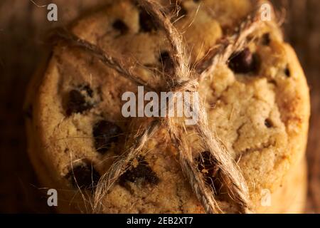 Charme rustique : biscuits aux pépites de chocolat fraîchement cuits Banque D'Images